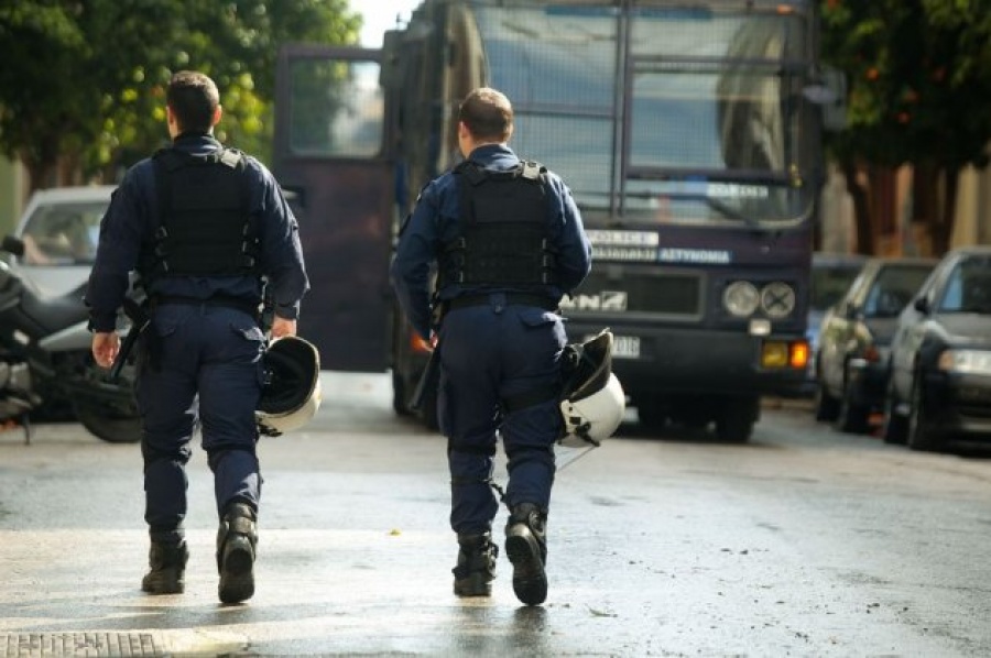 Τρεις προσαγωγές από την επιχείρηση της αστυνομίας στα Εξάρχεια – Εκκενώθηκαν υπό κατάληψη κτήρια