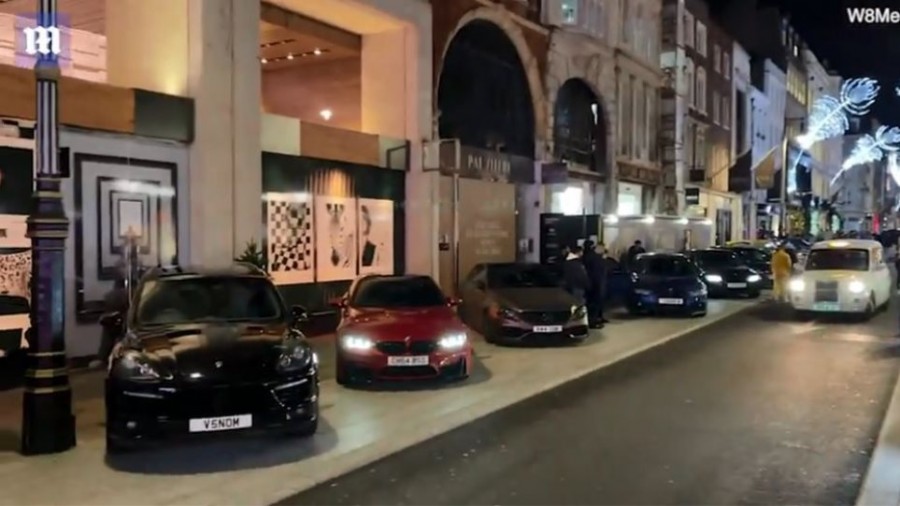 Λονδίνο - Κορωνοϊός: Αψήφησαν την καραντίνα και έκαναν βόλτες με Porsche, Mercedes και Lamborghini