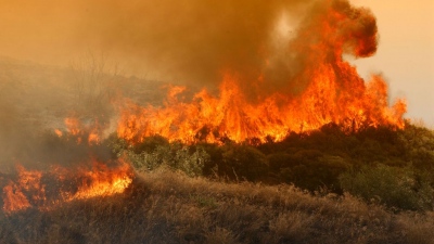 Πυρκαγιά στα Καμένα Βούρλα - Καίει σε δύο μέτωπα