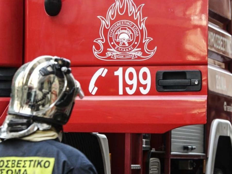 Φωτιά στην Πέτρου Ράλλη: Ξεκίνησε από μηχανάκι, εξαπλώθηκε σε σπίτι - Κυκλοφοριακό χάος