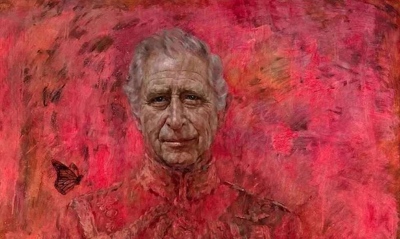 Viral η αντίδρασή του βασιλιά Καρόλου όταν είδε το… κατακόκκινο πορτρέτο του - «Πετάχτηκε» τρομαγμένος (βίντεο)