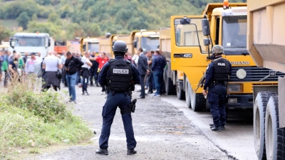Σκηνικό έντασης στο βόρειο Κόσοβο με οδοφράγματα και ισχυρές αστυνομικές δυνάμεις
