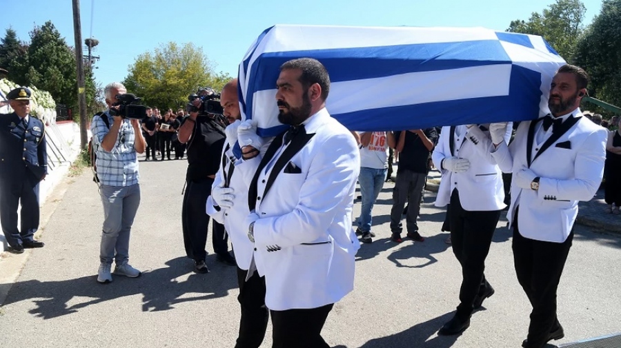 Θρήνος στο τελευταίο «αντίο» του πιλότου Περικλή Στεφανίδη