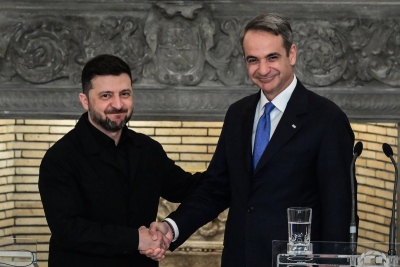 Οι επικίνδυνες χειραψίες που έκαψαν 43 πολιτικούς - H κατάρα Zelensky απειλεί Μητσοτάκη