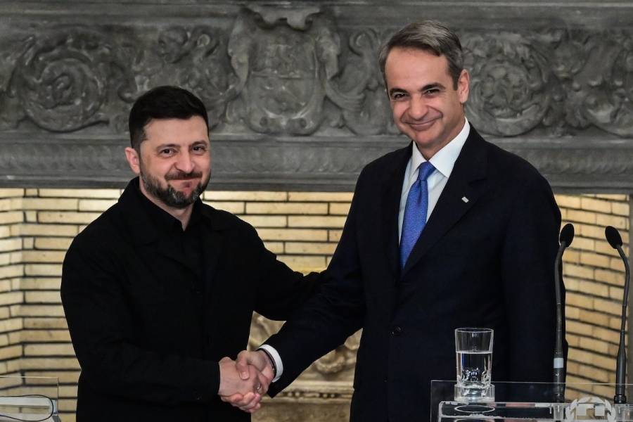 Οι επικίνδυνες χειραψίες που έκαψαν 43 πολιτικούς - H κατάρα Zelensky απειλεί Μητσοτάκη