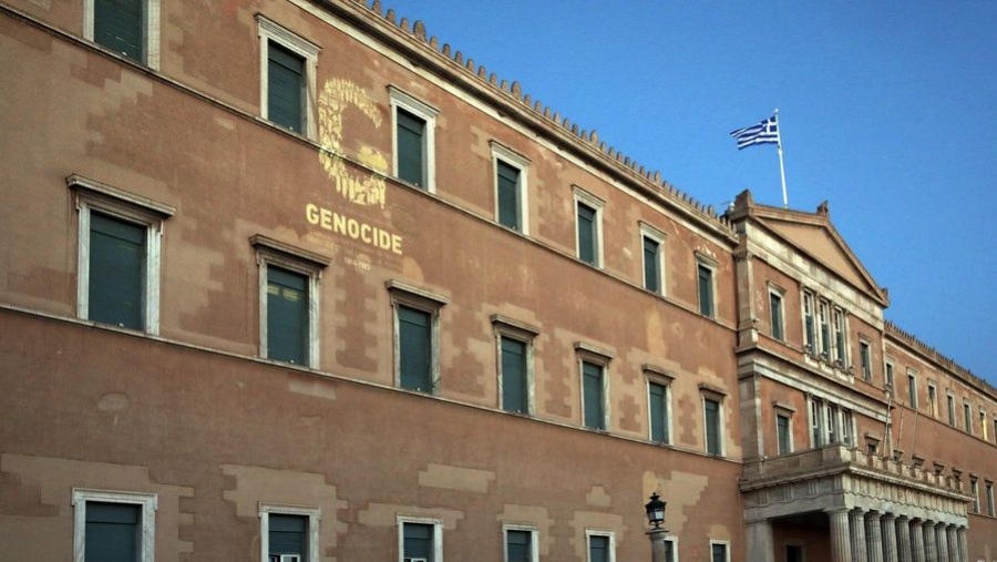 Φωταγωγήθηκε το κτήριο της Βουλής τιμώντας τη μνήμη των θυμάτων κατά τη Γενοκτονία του Ποντιακού Ελληνισμού