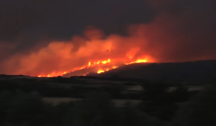 Μαίνεται το πύρινο μέτωπο στην Άσσηρο, ολονύχτια η μάχη με τις φλόγες – Ήχησε το 112
