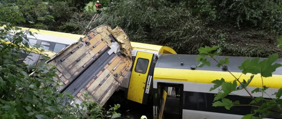 Τρεις νεκροί και 34 τραυματίες σε σιδηροδρομικό δυστύχημα στη Γερμανία