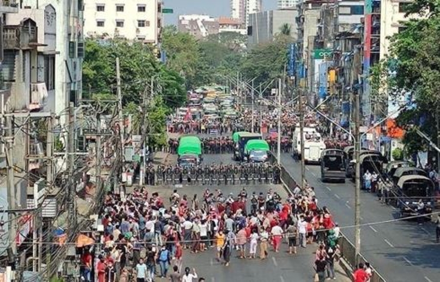 Ογκώδης διαδήλωση στη Μιανμάρ κατά του στρατιωτικού πραξικοπήματος