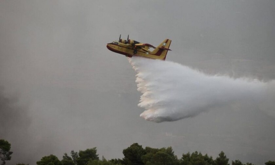 Υλίκη Βοιωτίας: Ισχυρές δυνάμεις της πυροσβεστικής στη μάχη με τη φωτιά – Απειλήθηκε η Ιερά Μονή Μαζαράκη
