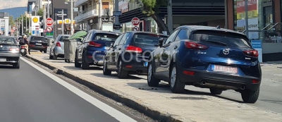 Παράνομη στάθμευση: Πρόστιμα, αφαίρεση διπλώματος και μεταφορά οχήματος