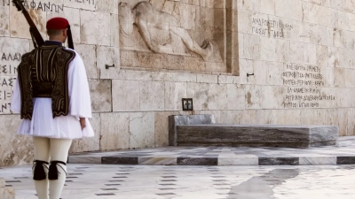 Αλλάζει όψη το Μνημείο του Αγνώστου Στρατιώτη: Φεύγει η άσφαλτος, μπαίνει μάρμαρο