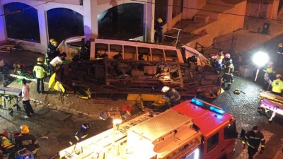 Πορτογαλία: Συγκρούστηκαν συρμοί του τραμ στη Λισαβόνα – Τουλάχιστον 13 τραυματίες