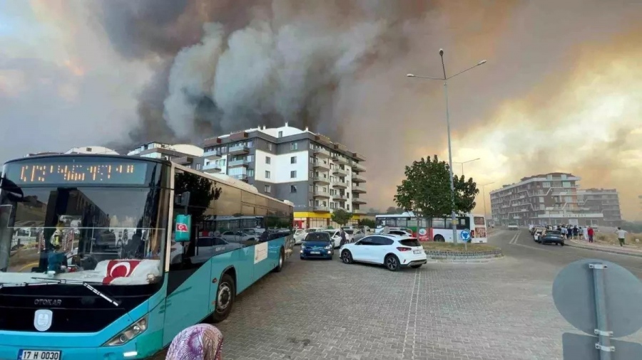 Πανικός στην Τουρκία – Πυρκαγιά στα Δαρδανέλια έκαψε σπίτια και έφτασε σε απόσταση αναπνοής από νοσοκομείο