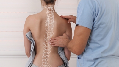 Χειρουργείο σκολίωσης ενηλίκων και παιδιών: Ποιο είναι το πλεονέκτημα της ρομποτικής τεχνολογίας