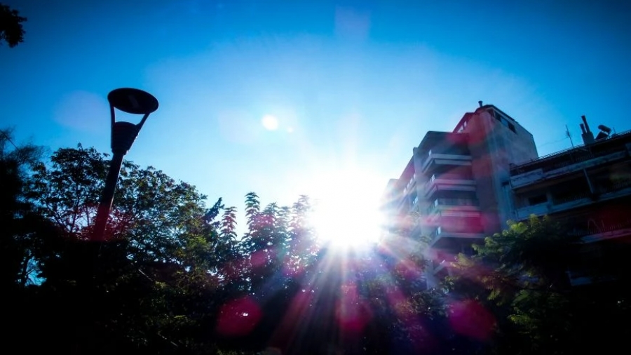 Καιρός: Σκαρφαλώνει στους 36 βαθμούς η θερμοκρασία - Νέα άνοδος