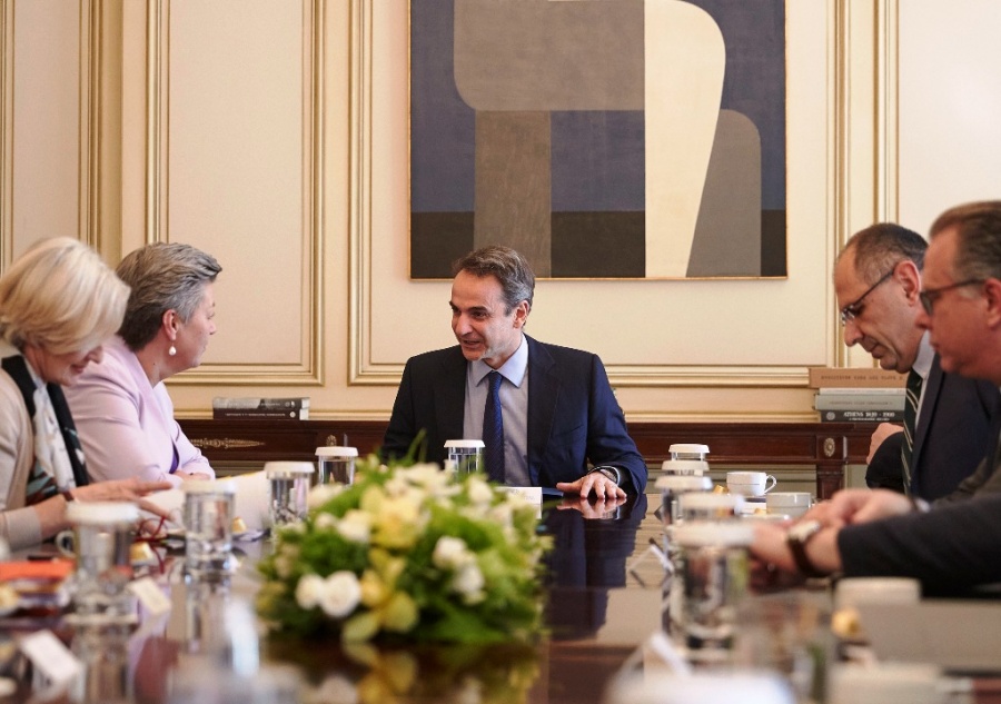 Συνάντηση Μητσοτάκη με την Επίτροπο Εσωτερικών Υποθέσεων, Johansson για το μεταναστευτικό