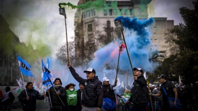 Αργεντινή: Διαδηλωτές «κήδεψαν» τον κατώτατο μισθό - Σε απελπιστική κατάσταση οι εργαζόμενοι