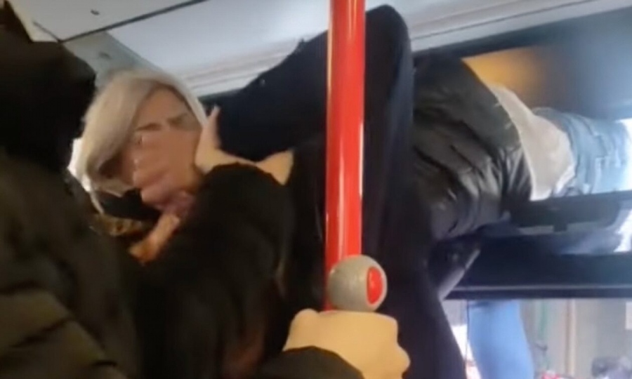 Γυναίκα που έκλεβε πορτοφόλια σε λεωφορείο, το έσκασε από το... παράθυρο - Το απίστευτο βίντεο