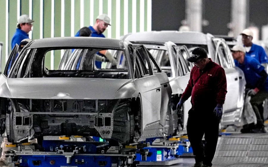 Νότια Κορέα: Οργή για τις 300 συλλήψεις σε επιδρομή για λαθρομετανάστες στο  εργοστάσιο της Hyundai στις ΗΠΑ