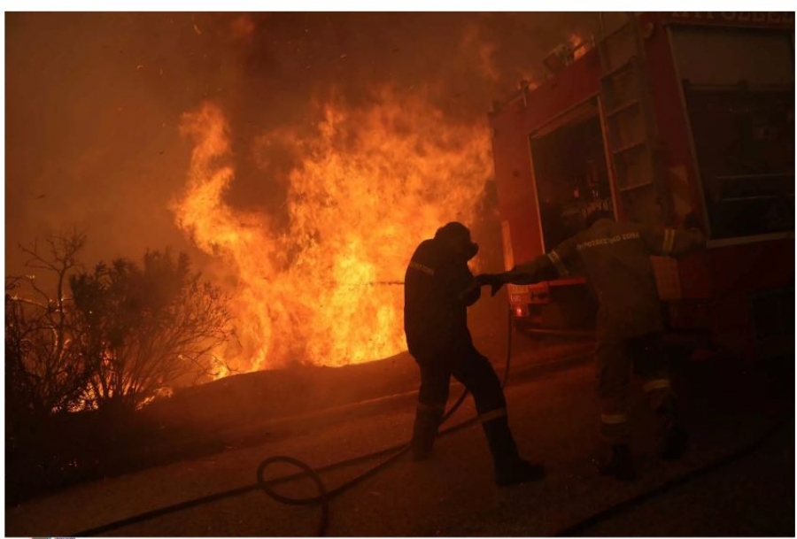 Στις φλόγες σπίτια στην Πεντέλη - Δραματική νύχτα για τους κατοίκους - Η φωτιά κινείται προς την κορυφογραμμή