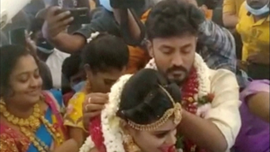 Ζευγάρι παντρεύτηκε στον αέρα για να αποφύγει τον περιορισμό στους καλεσμένους λόγω covid!