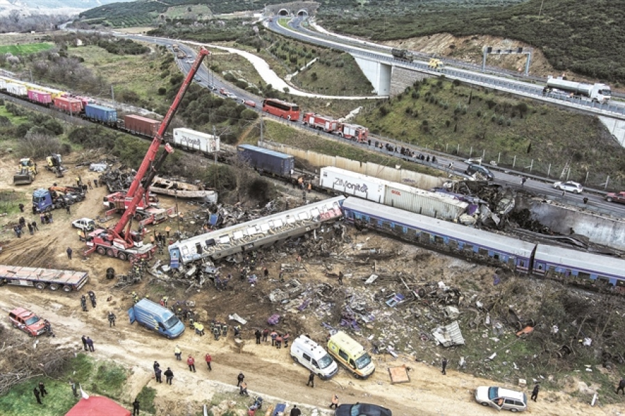 Δυστύχημα Τεμπών: Συντρίμμια του μοιραίου τρένου εντοπίστηκαν στα χώματα, έναν χρόνο μετά
