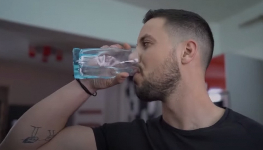 Πάτρα: Ο πατέρας των 3 παιδιών προωθεί το νέο τραγούδι του ξεσηκώνοντας θύελλα αντιδράσεων