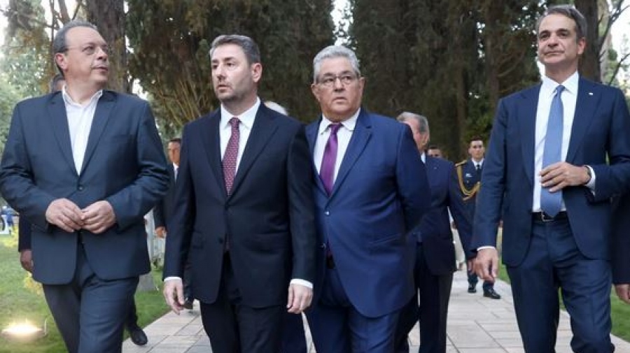 Η Ανάσταση των πολιτικών αρχηγών και τα μηνύματα - Μητσοτάκης: Χρόνια πολλά με υγεία