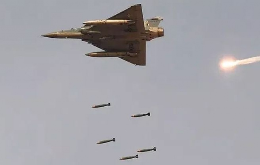 Πακιστάν: Αεροσκάφος της Πολεμικής Αεροπορίας της Ινδίας αναχαιτίστηκε στο Κασμίρ