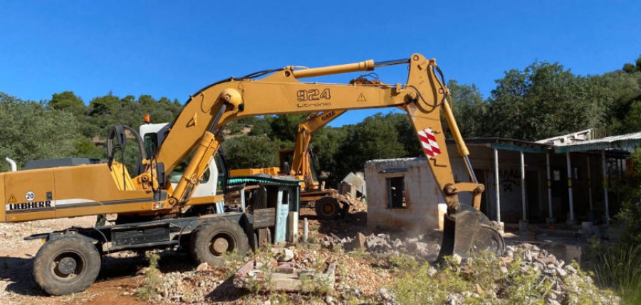 Κατεδαφίζονται αυθαίρετα κτίσματα στη Μάνδρα - Αυστηρό μήνυμα Χατζηδάκη