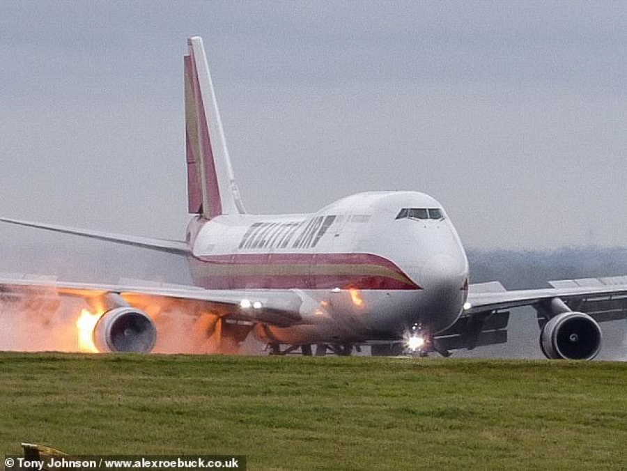 Βρετανία: Αεροσκάφος έπιασε φωτιά κατά την προσγείωσή του