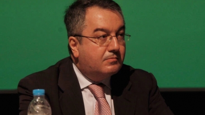 Ο Μόσιαλος «απαντάει» σε αρνητή εμβολίου: Κάντε εξέταση αντι-ψέκ αντισωμάτων, ρίσκο να γίνετε εσκιμώος