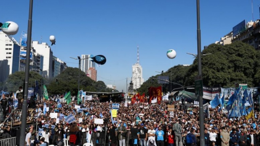 Στους δρόμους εκ νέου οι πολίτες της Αργεντινής – Βροντερό «όχι» στη λιτότητα
