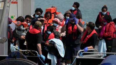 «Ιδού οι κατατρεγμένοι πρόσφυγες»: Τρόμος σε παραλία του Brighton - Τρεις αιτούντες άσυλο κατηγορούνται για ομαδικό βιασμό