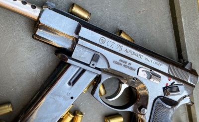 CZ75 Automatic «χορεύοντας» με ρυθμό 1.000 βολές ανά λεπτό