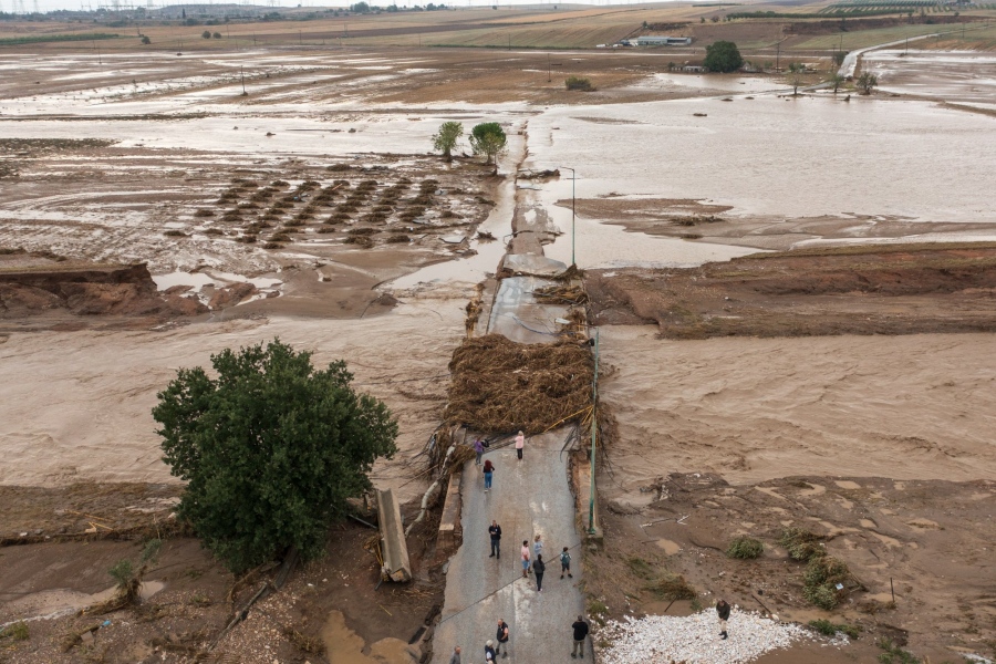 Μαζική η ανταπόκριση του κόσμου στους δήμους της Αττικής για βοήθεια προς τους πλημμυροπαθείς