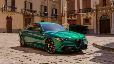 Η Alfa Romeo αλλάζει πορεία και κρατά τους θερμικούς κινητήρες