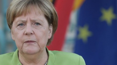 Merkel: Υποσχέθηκε βελτίωση της λειτουργίας της κυβέρνησης απαντώντας στην κριτική των βιομηχάνων
