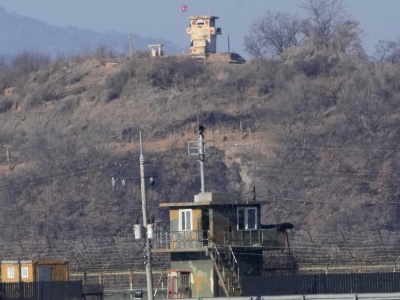 Επικίνδυνη κινητικότητα στην Βόρεια Κορέα - Μεταφέρει βαριά όπλα στα σύνορα με τον Νότο, επαναστρατιωτικοποιεί φυλάκια