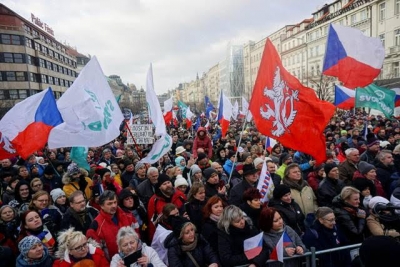Τσεχία: Χιλιάδες διαδηλωτές είπαν μαζικό «όχι» κατά των μέτρων του κορωνοϊού