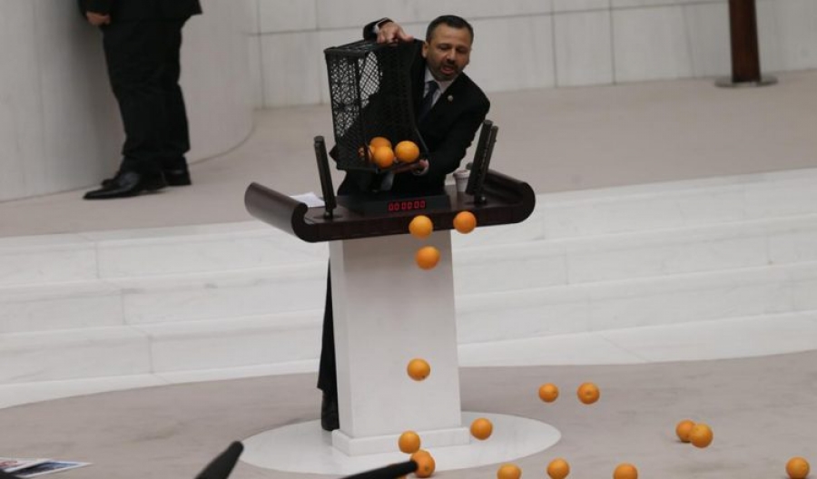 Η Βουλή της Τουρκίας γέμισε από... πορτοκάλια και μπαχαρικά - «Με αυτά σπούδασα»