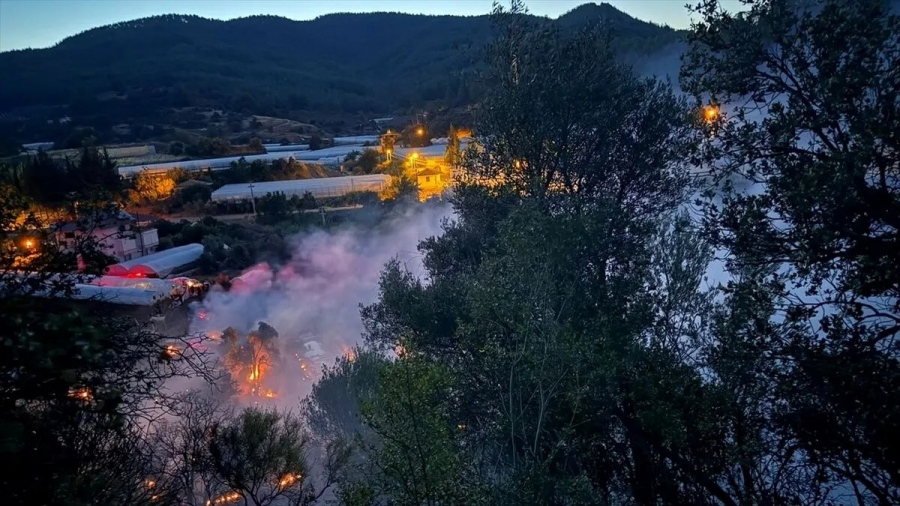 Πύρινος εφιάλτης στην Τουρκία: Εκκενώσεις, καμένα σπίτια και μάχη με τις φλόγες σε τουριστικές περιοχές