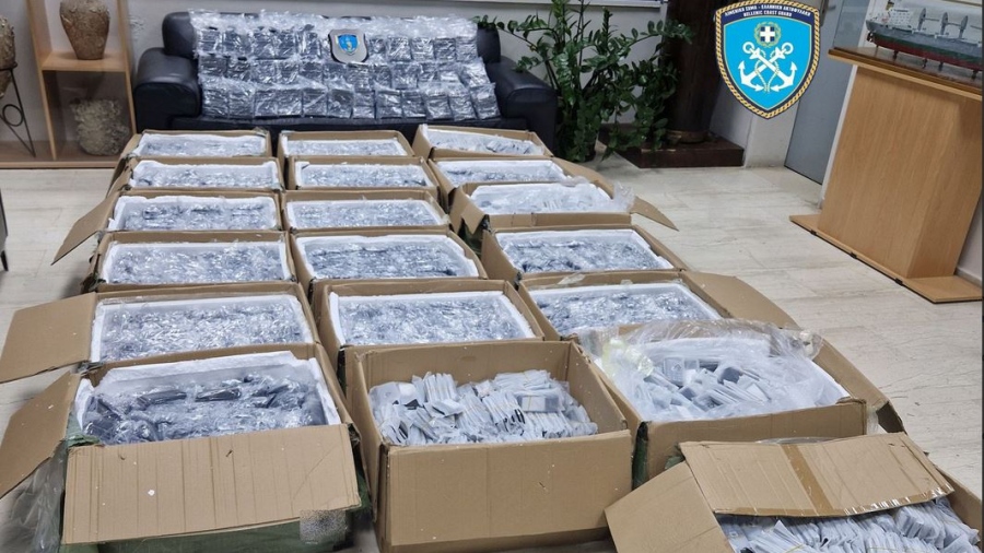 Λιμενικό: Σύλληψη δύο Τούρκων για λαθρεμπόριο στη Χίο - Είχαν σε σκάφος 4.000 κινητά