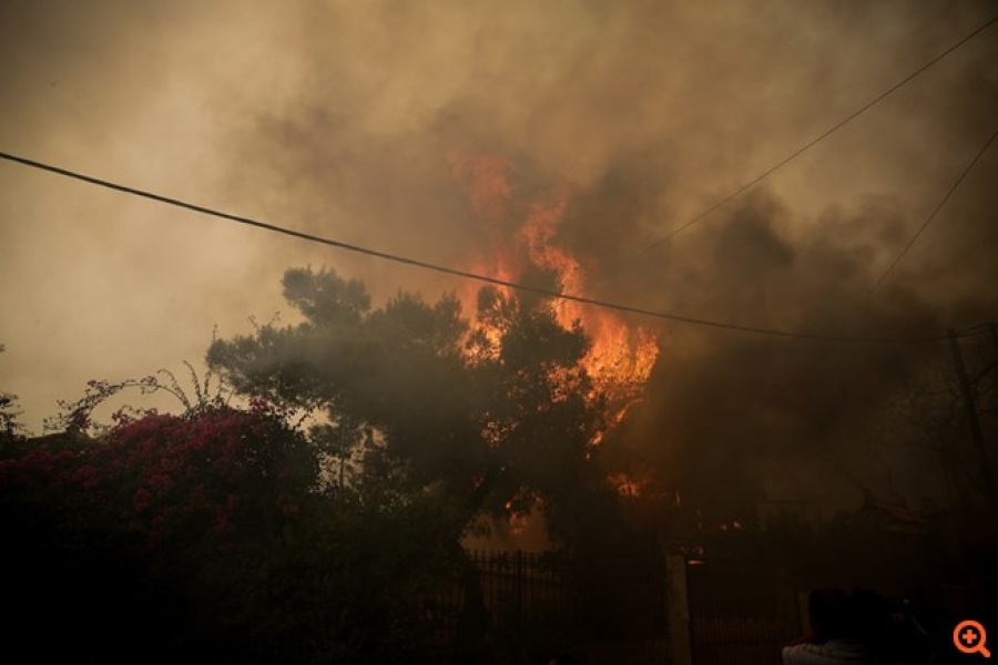 Αναζωπυρώθηκαν οι πυρκαγιές σε Κινέτα και Καλλιτεχνούπολη - Η φωτιά κατευθύνεται προς το Λουτράκι