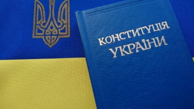 Το αναγνωρίζουν κι οι εμπνευστές του ουκρανικού Συντάγματος: «Μόνη κυρίαρχη εξουσία στο Κίεβο η Βουλή από τις 20 Μαΐου»