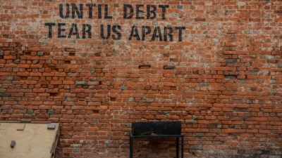 Δεν είναι το χρέος, αλλά οι οδυνηρά σπάταλες αποφάσεις.....