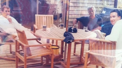 Σάλος στη Βρετανία - Φωτογραφία απεικονίζει τον Πρίγκιπα Andrew και τον πολιτικό Mandelson μαζί με τον Epstein