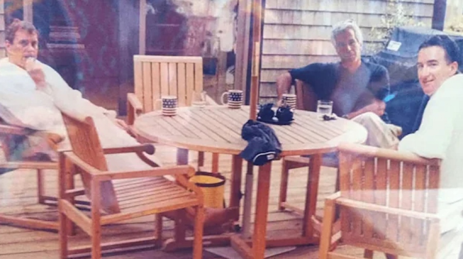 Σάλος στη Βρετανία - Φωτογραφία απεικονίζει τον Πρίγκιπα Andrew και τον πολιτικό Mandelson μαζί με τον Epstein