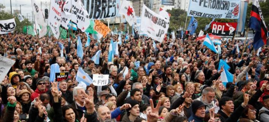 «Παραλύει» η Αργεντινή – Στους δρόμους κατεβαίνουν οι εργαζόμενοι